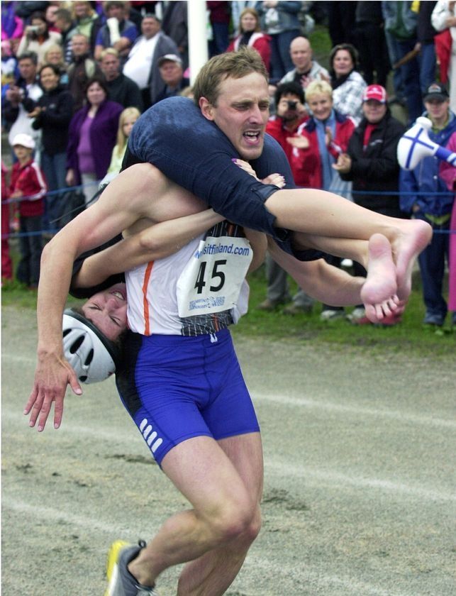 Wife carrying (Estonian: naisekandmine, Finnish: eukonkanto or akankanto,  Swedish: kärringkånk) sport which males carrying a female. G… | Valores  humanos, Finlandia